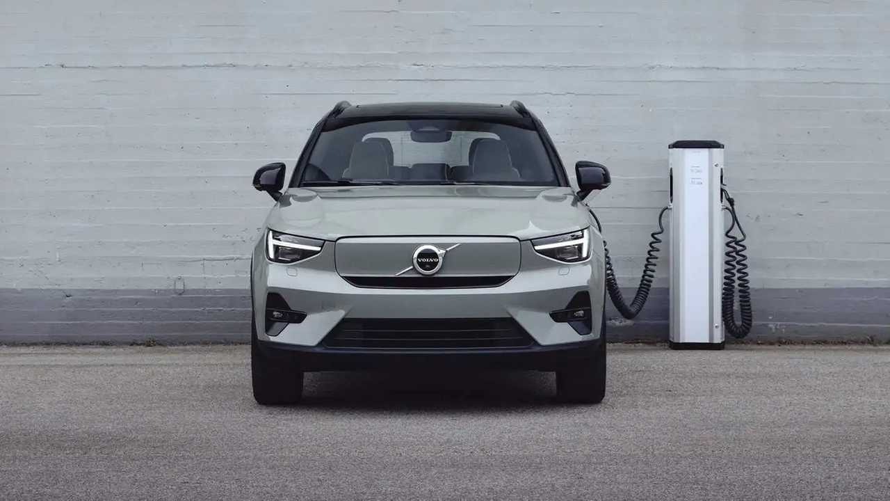 Volvo нарешті додає Plug & Charge до своїх найпопулярніших електромобілів