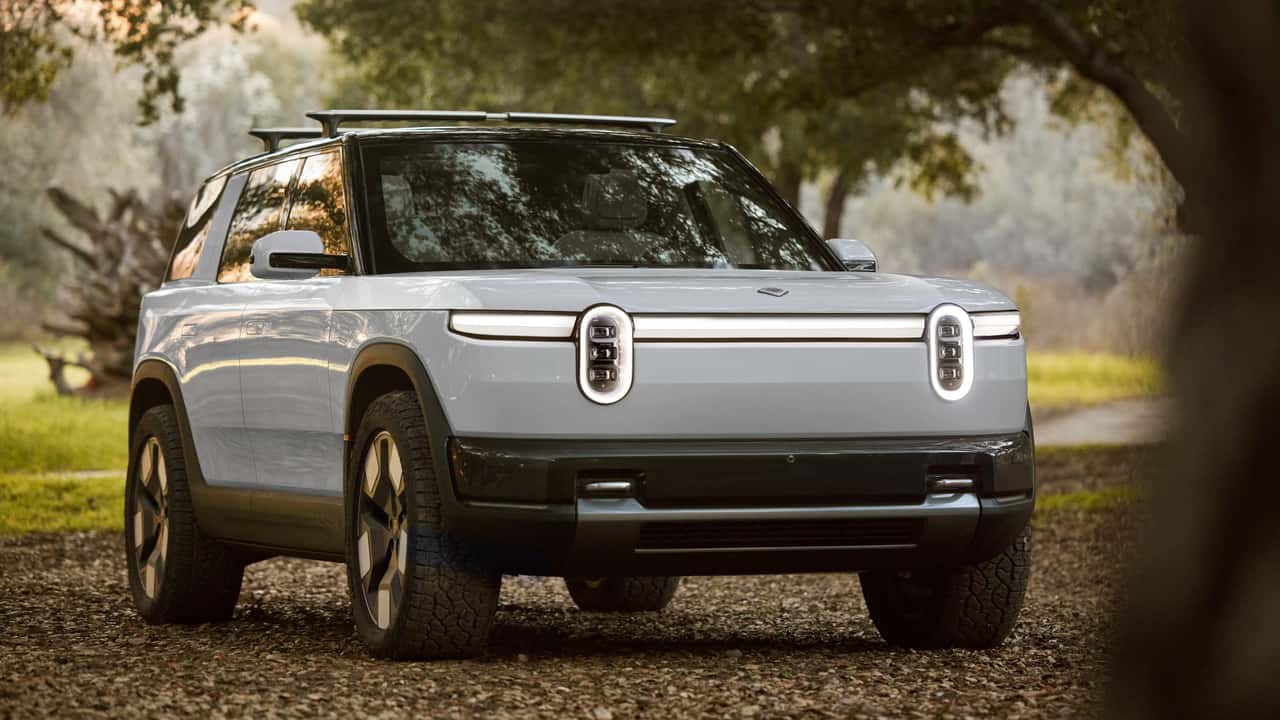 1. Rivian R2 заплановано до запуску в першій половині 2026 року 2. Rivian R2 стартує на ринку у першій половині 2026 року