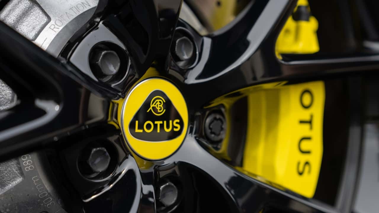 Lotus проводить реструктуризацію та скорочує штат