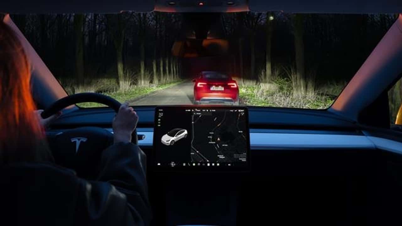 Нарешті: Оновлення Tesla з адаптивними фарами далекого світла для Північної Америки