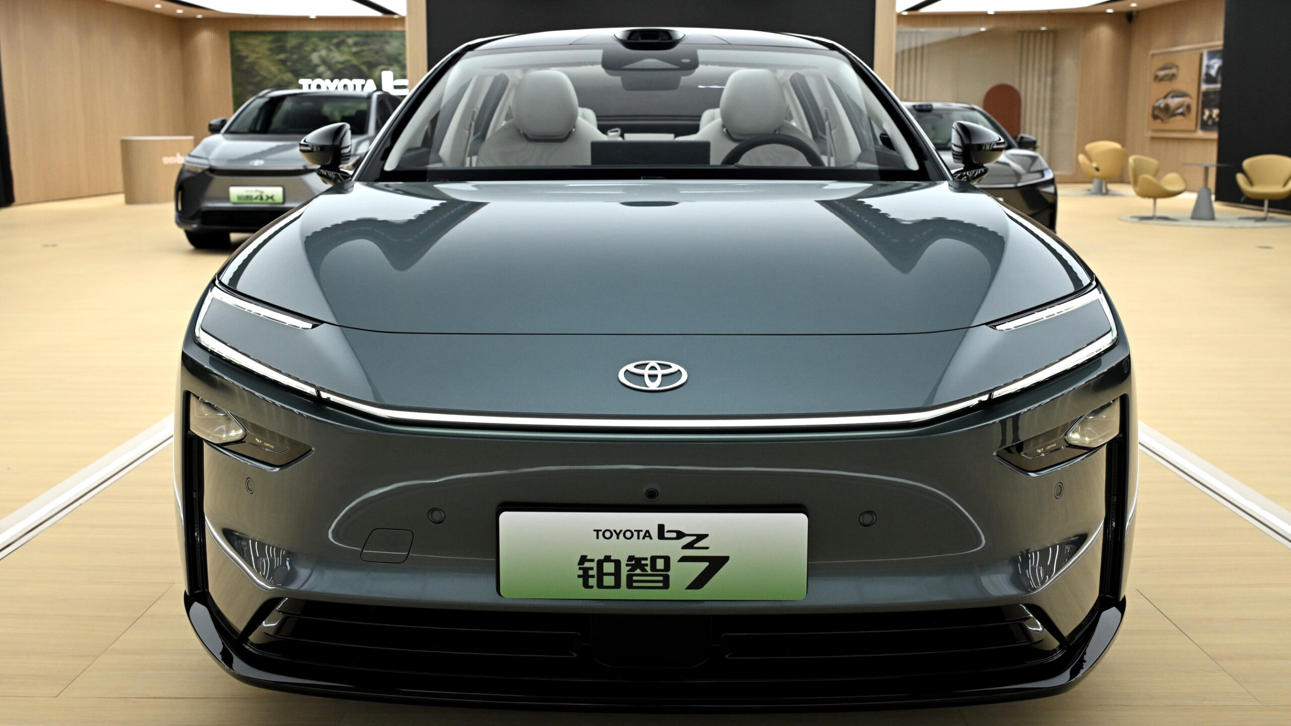 Новий електроседан від Toyota кидає виклик Tesla Model S