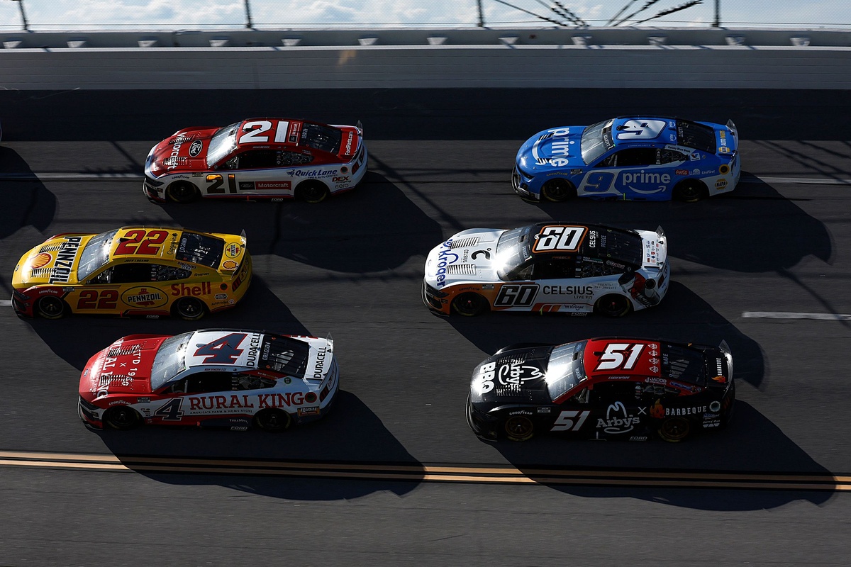 Preece і Logano дискваліфіковані через проблему з спойлером на Talladega