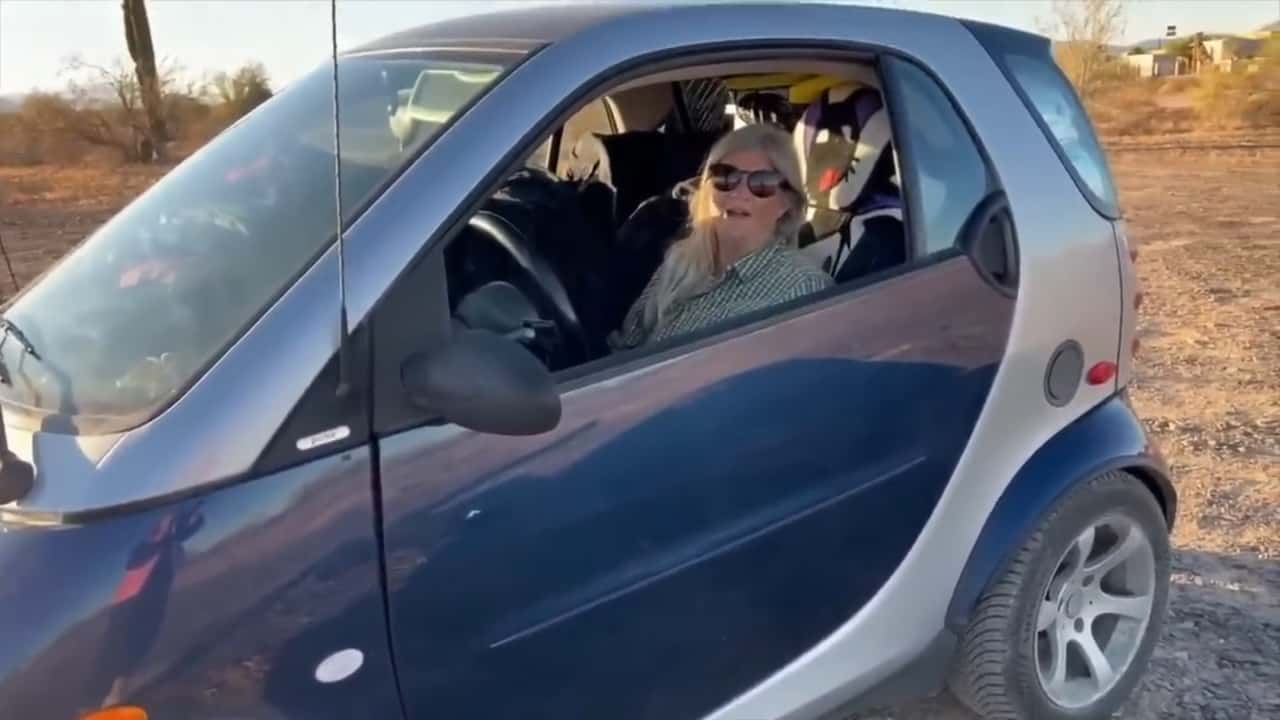 Жінка, яка живе повноцінно в автомобілі Smart