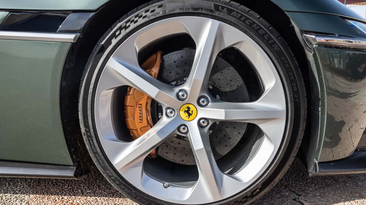 Електромобіль від Ferrari не з'явиться цього року