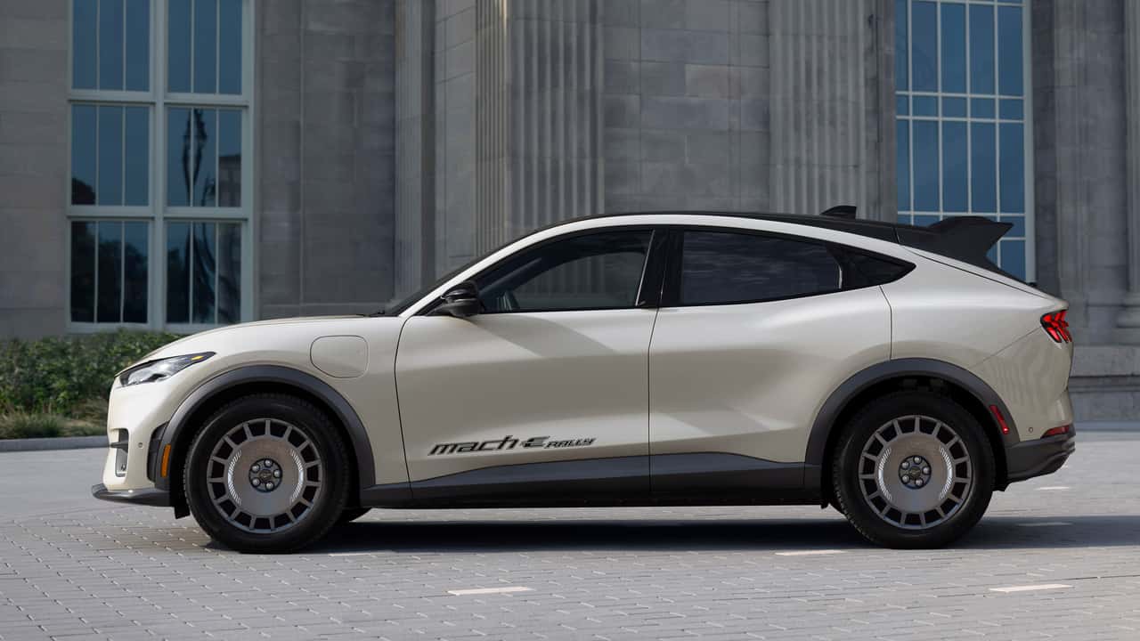 Ford не сповільнює виробництво Mustang Mach-E попри тарифи