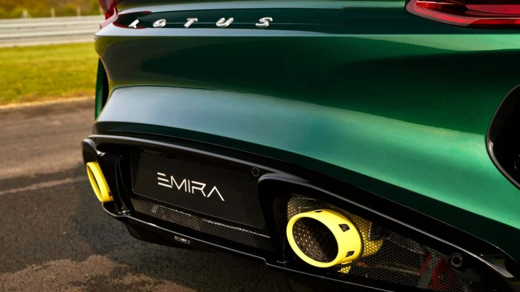 Lotus Emira з жовтими вихлопними трубами вшановує легенду Формули-1