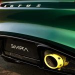 Lotus Emira з жовтими вихлопними трубами вшановує легенду Формули-1
