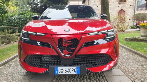 Ось Alfa Romeo Intensa: Підйом з блискучим золотом