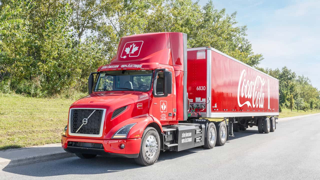 В той час як Tesla Semi стикається з труднощами, Volvo продала 5-тисячну електровантажівку