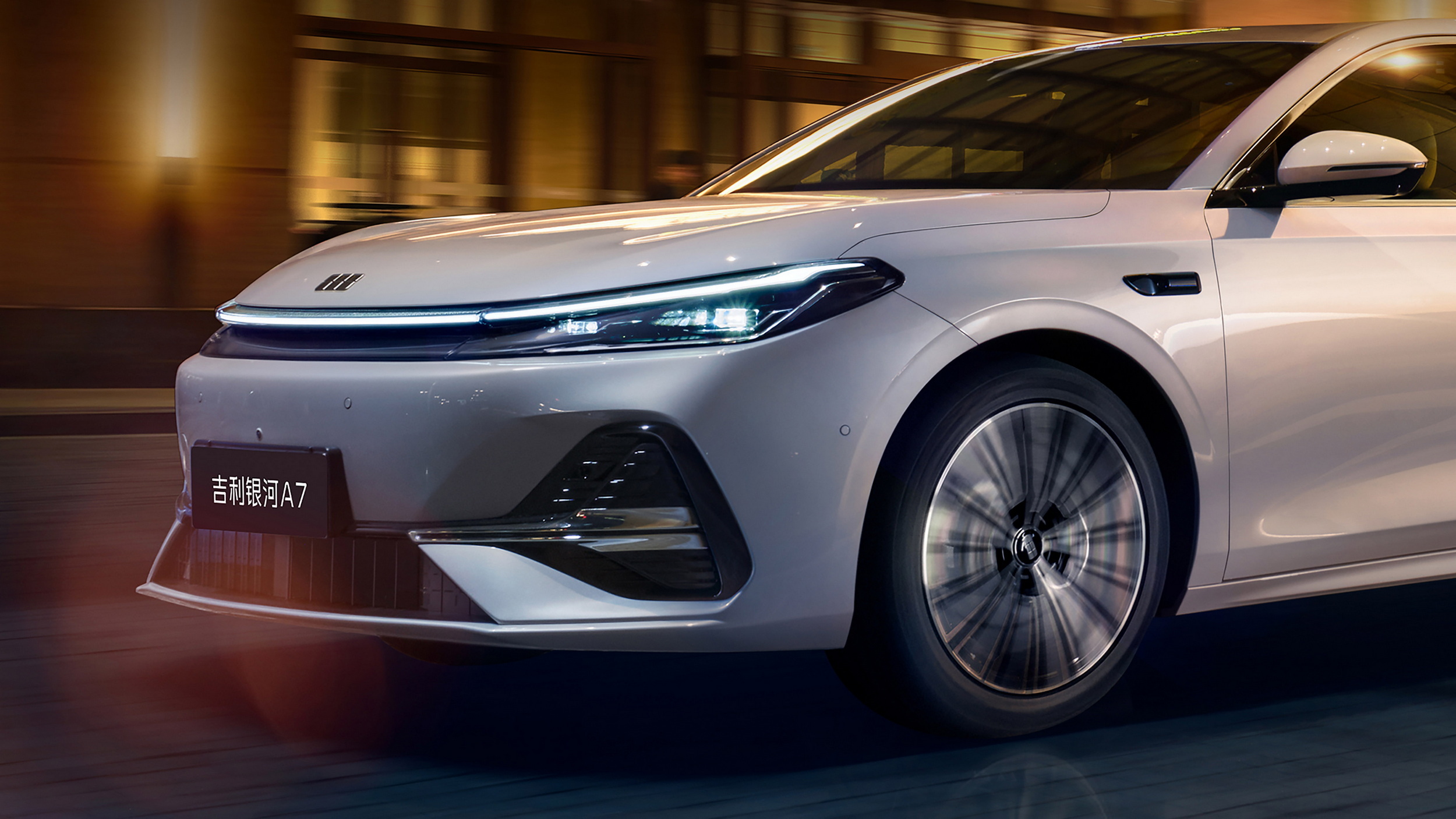 Geely представляє конкурента Camry з пробігом 2 100 км за пів ціни