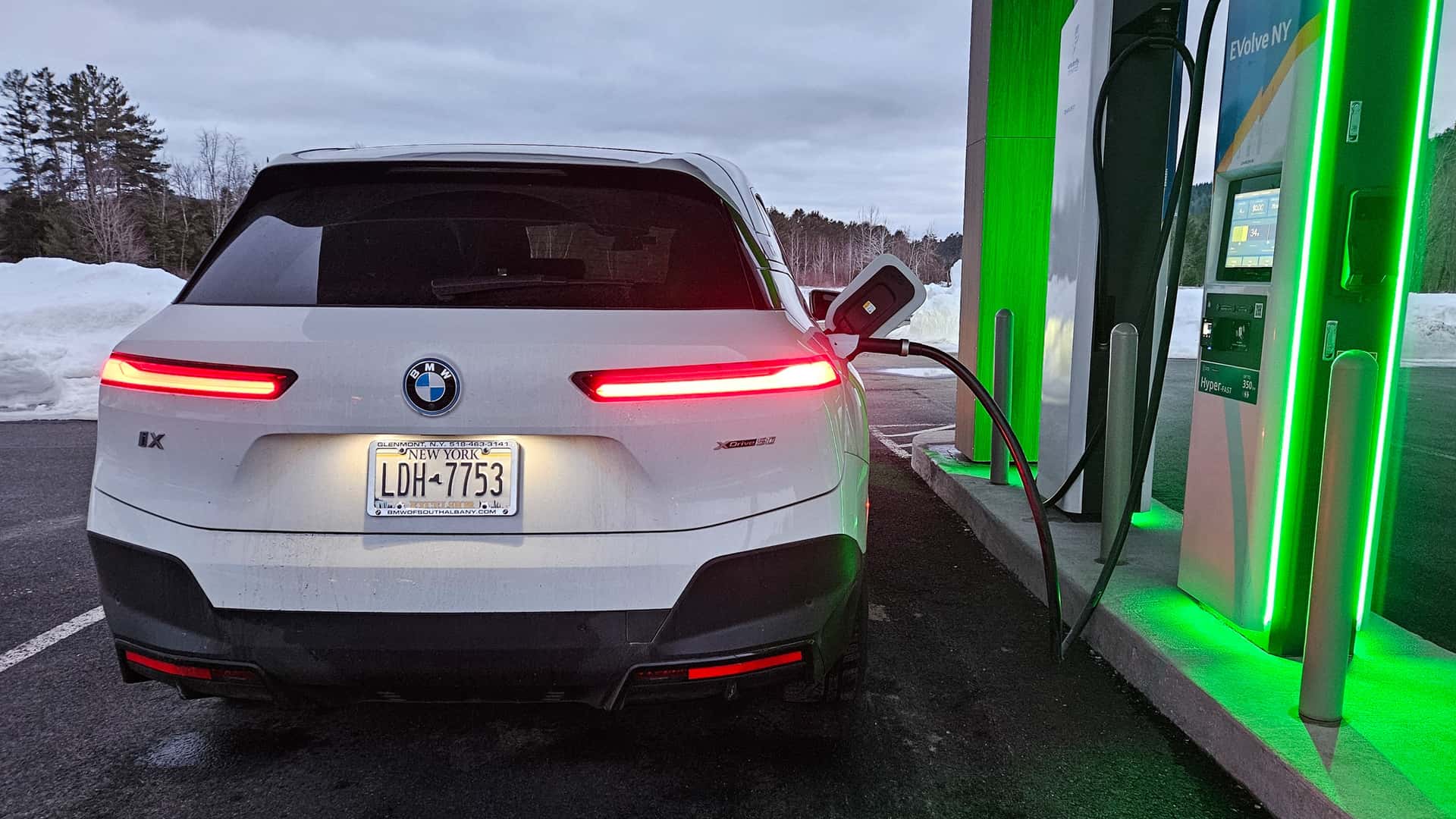 Майбутнє електромобілів BMW може включати бензиновий бак