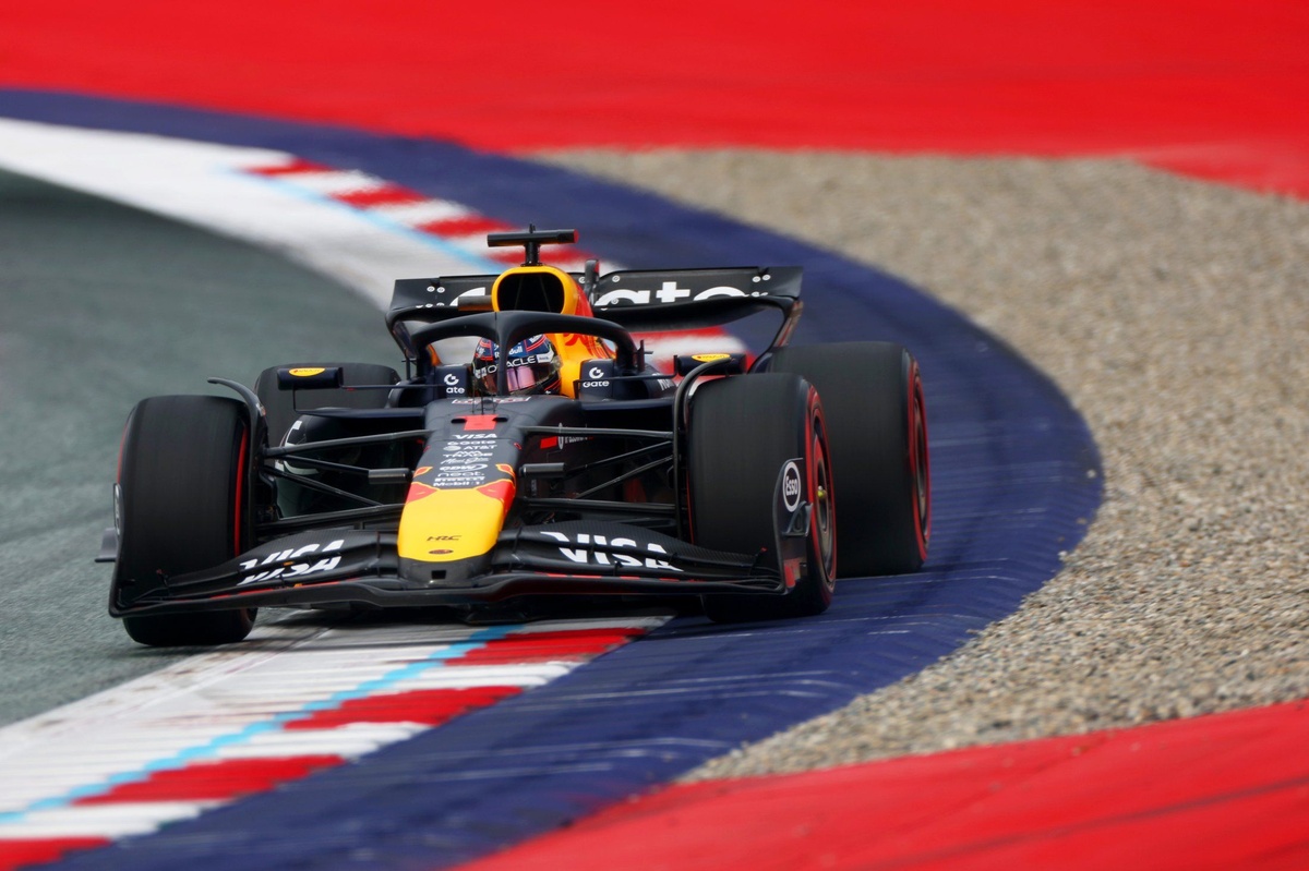 Макс Верстаппен нависає над парою McLaren на Гран-прі Австрії F1