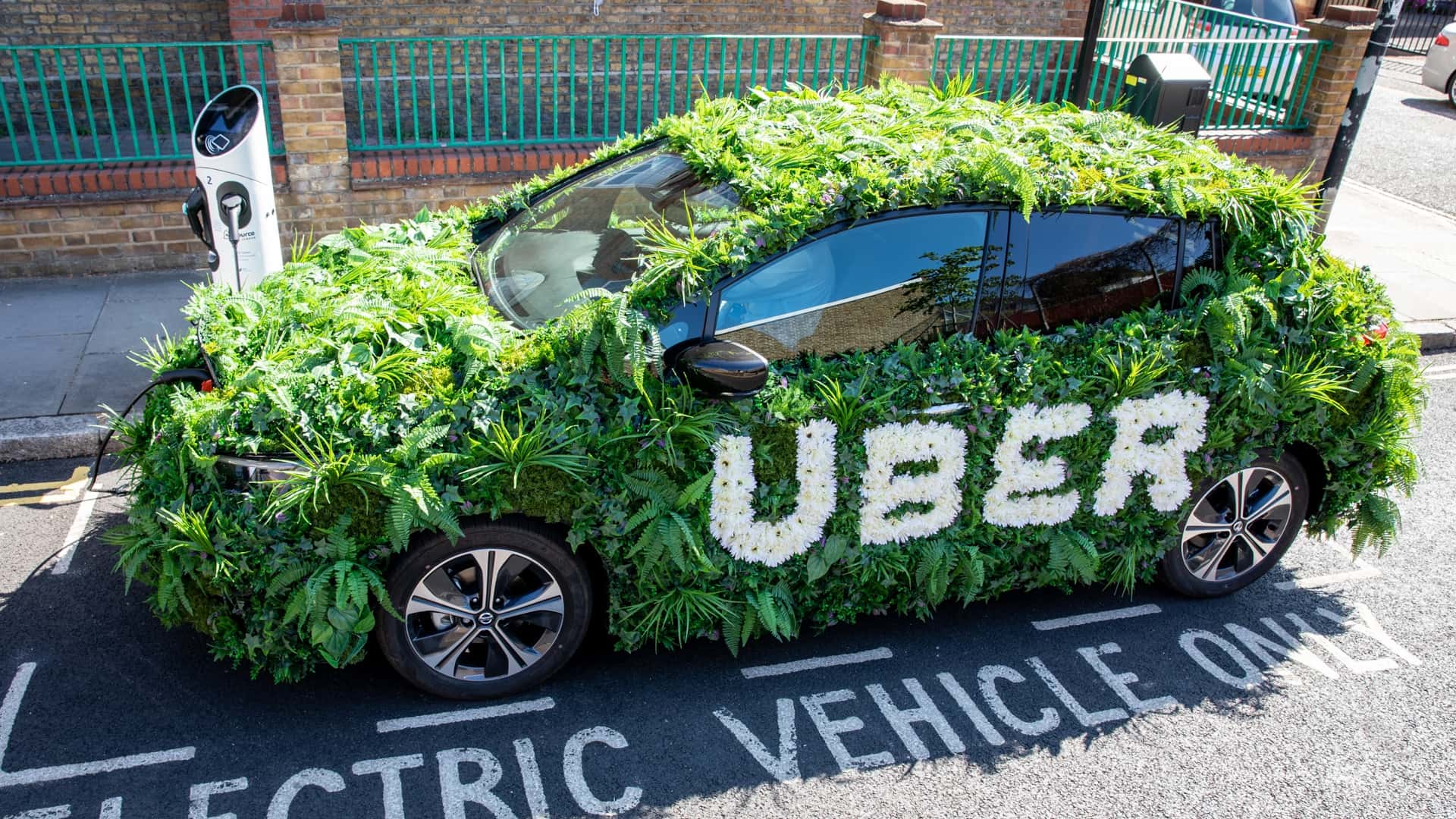 Водії Uber переходять на електромобілі, але зарядних станцій поки недостатньо