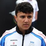 Isack Hadjar жартує про те, що підвищення Лорана Мекіса є корисним на фоні розмов про місце в Red Bull