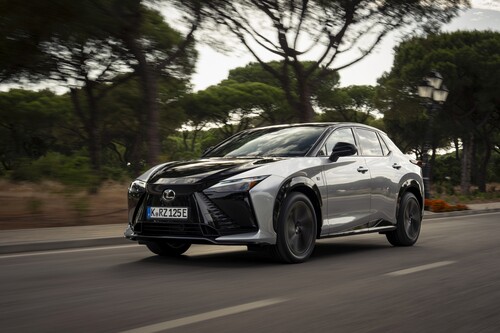 Lexus вдосконалює модель RZ