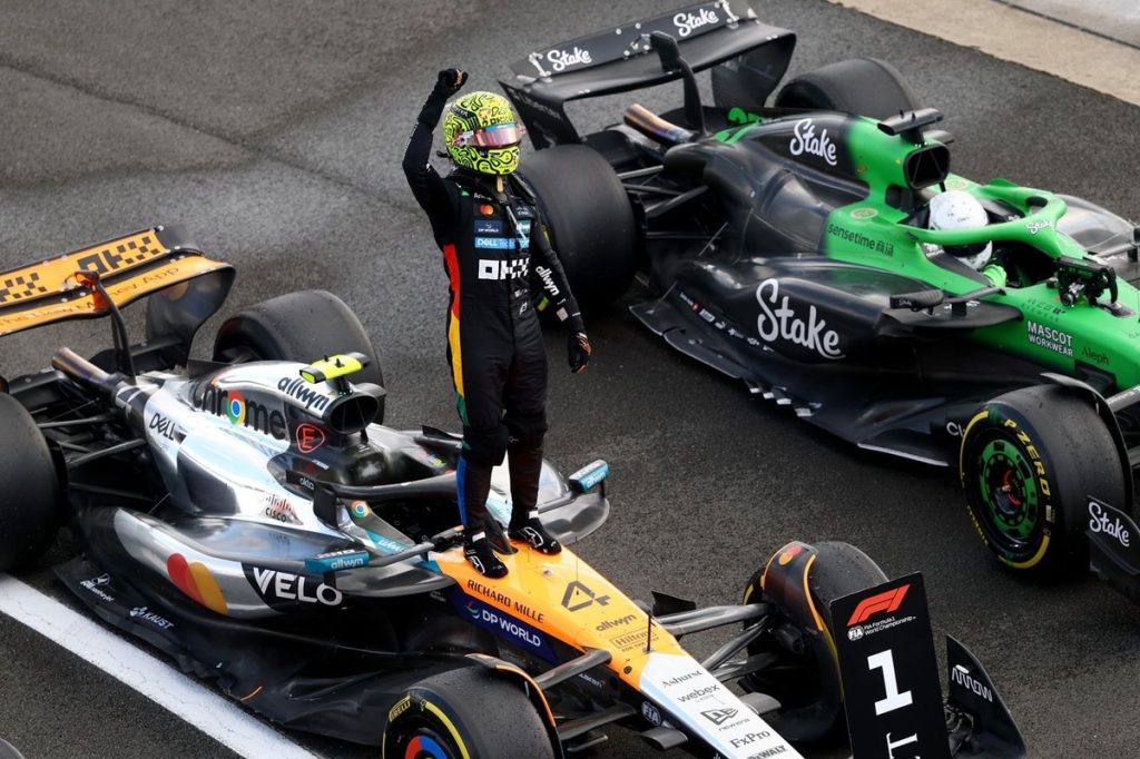 Norris змушений завершити святкування на British GP через нещасний випадок з огорожею