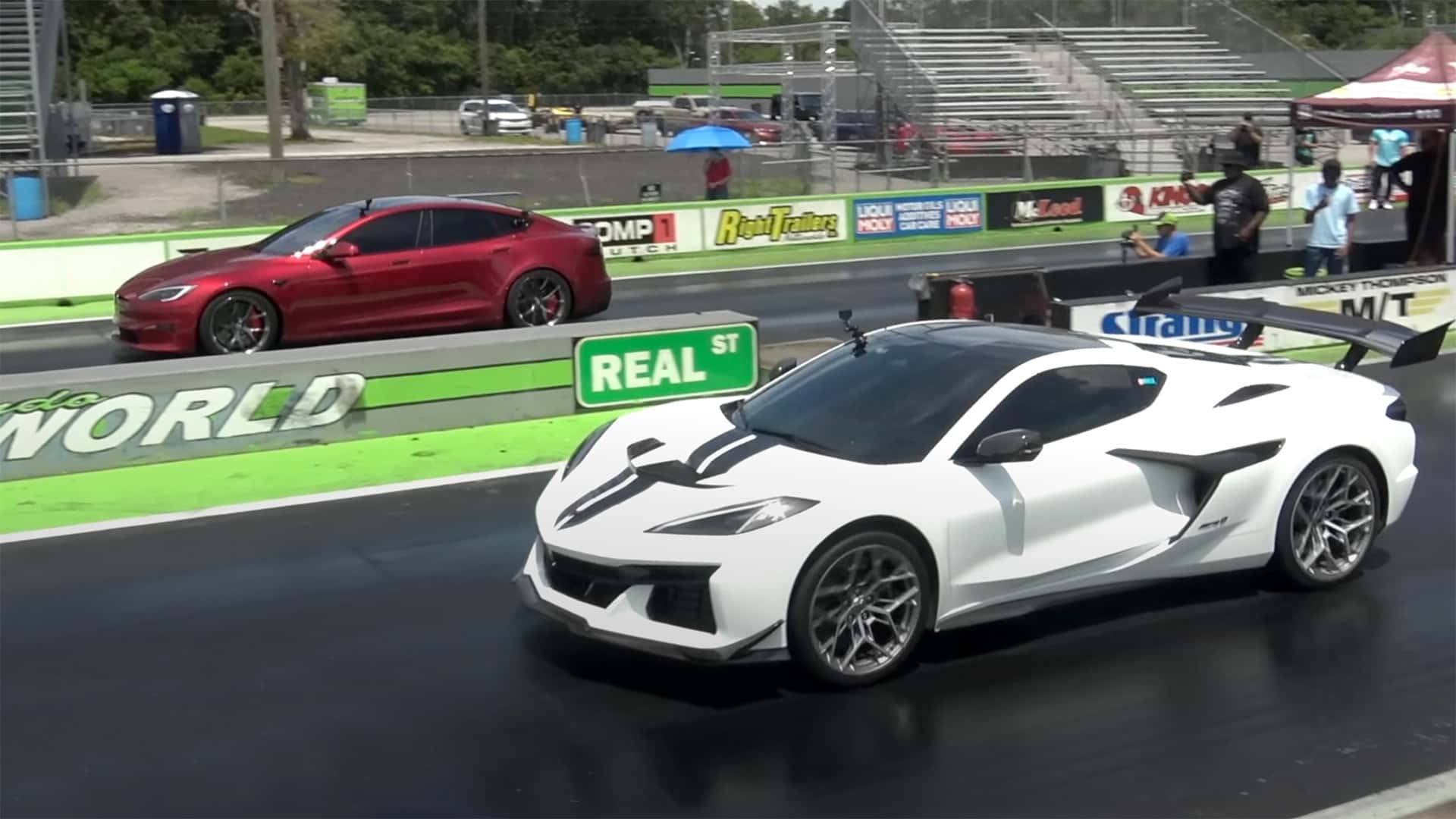 Старіючий Tesla Model S Plaid все ще випереджає новий Chevy Corvette ZR1
