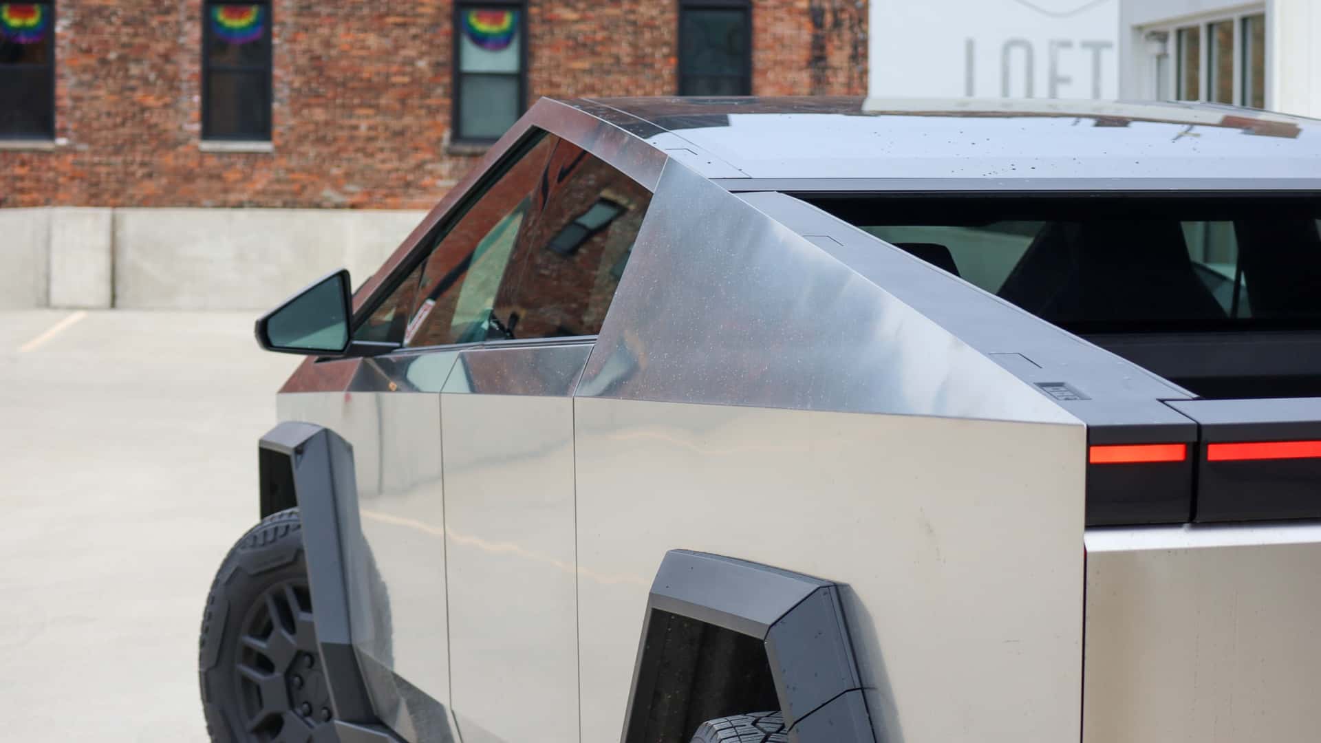 Tesla Cybertruck може отримати молодшого брата