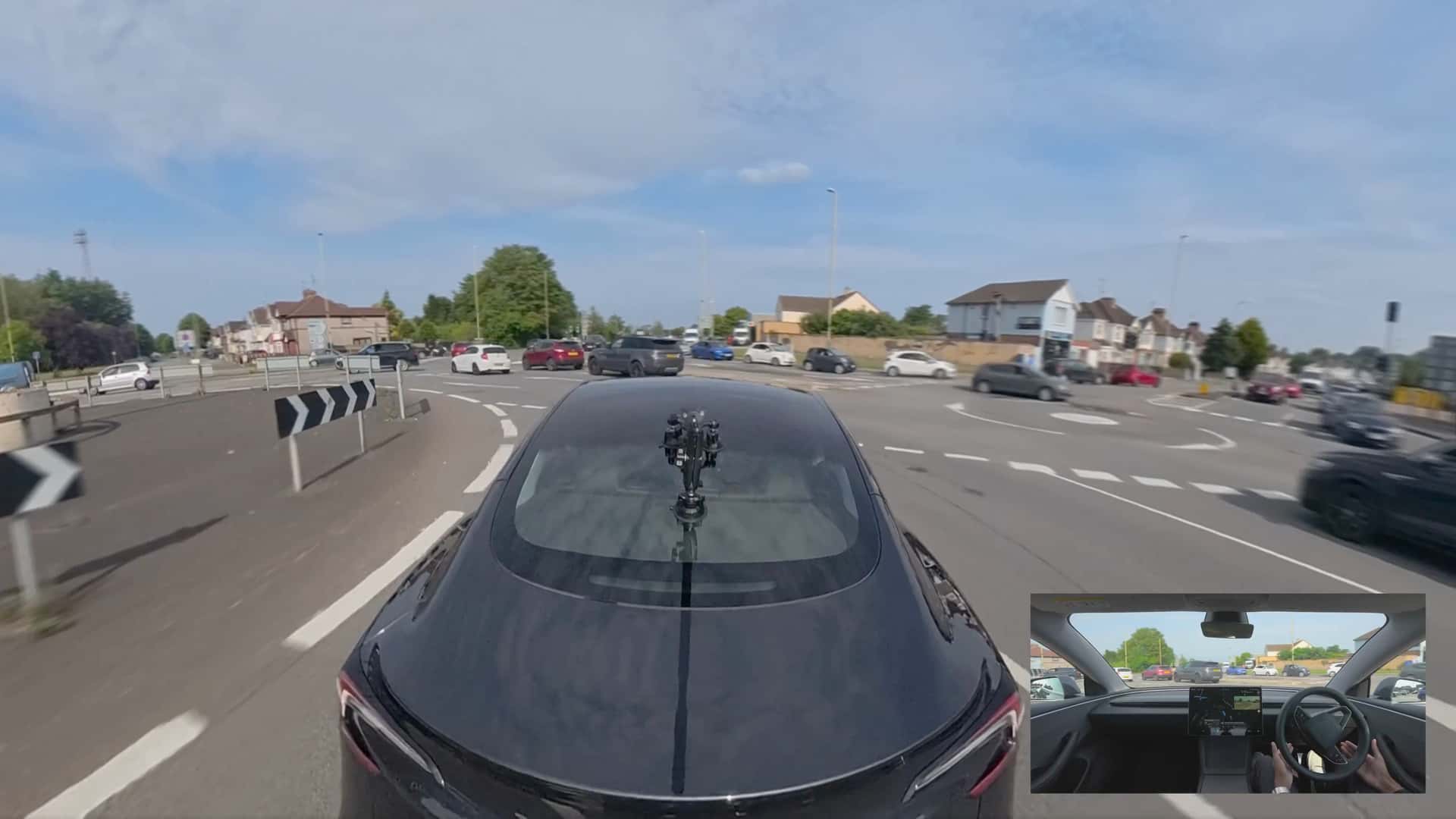 Tesla 'Full Self-Driving' долає найскладніше у світі кругове перехрестя