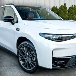 Тест-драйв китайського електрокросовера від Stellantis, що конкурує з Tesla за $30K