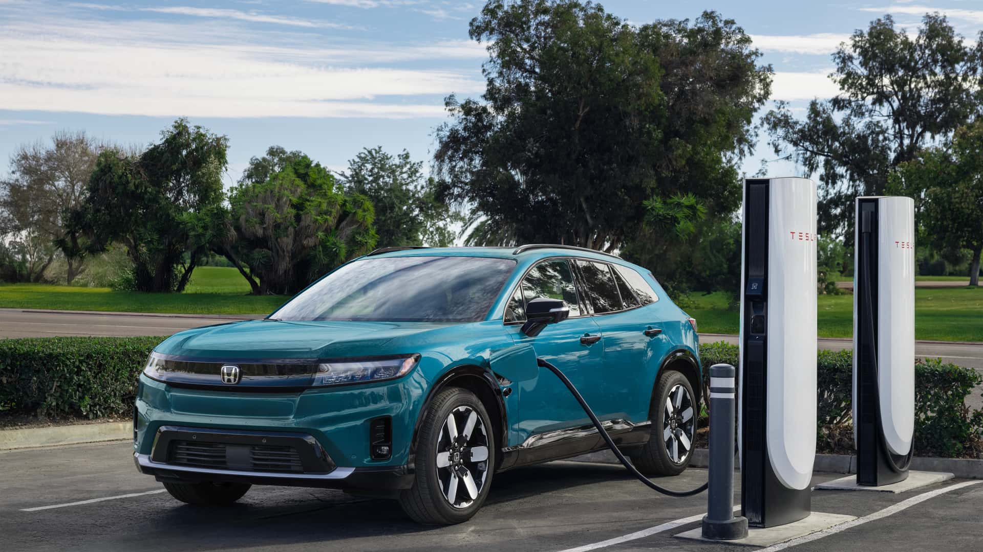 Власники електромобілів Honda та Acura можуть тепер використовувати зарядні станції Tesla Superchargers