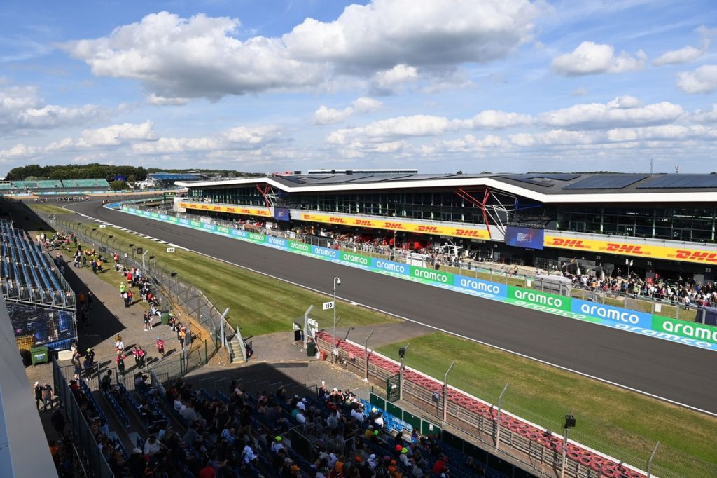 Знамениті YouTube зірки затримані на British GP після пошкодження F1 автомобіля