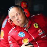 Гюнтер Штайнер захищає Фреда Васюра під час спадів Феррарі