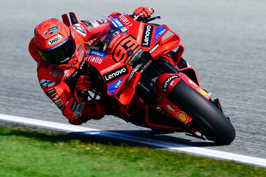 Марк Маркез обігрує брата Олекса у спринті MotoGP в Шпільбергу