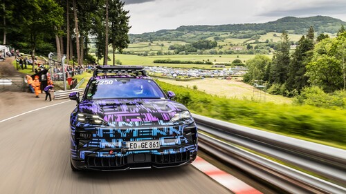 Porsche Cayenne Electric Вражає в Горах