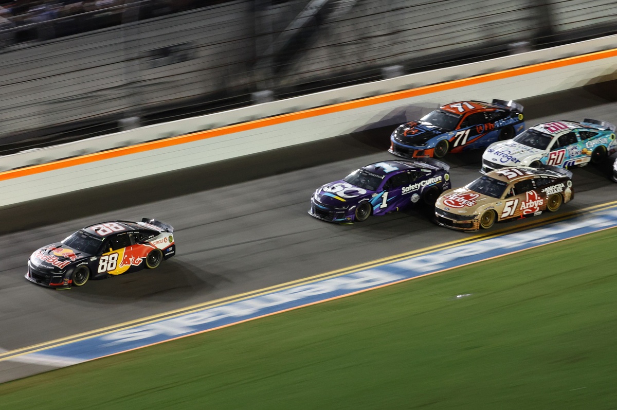 Шейн ван Гісберген здобуває титул Новачка року в NASCAR Cup