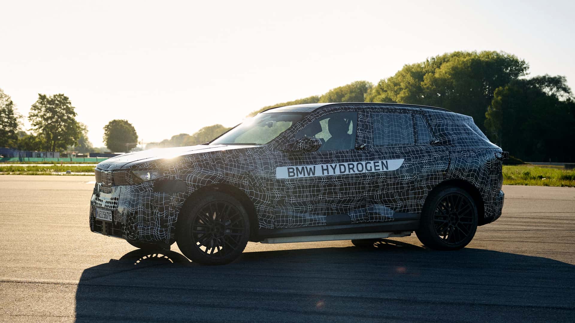 BMW Continues Investment in Hydrogen SUVs