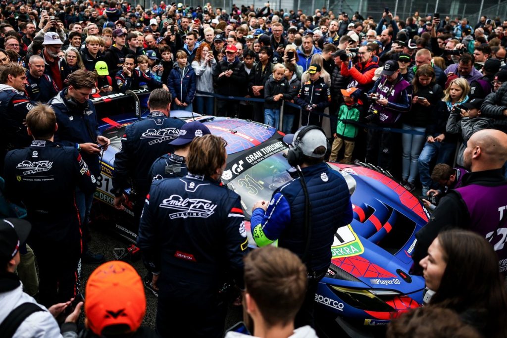 Max Verstappen здобув перемогу в GT3, викликавши емоції у п'ятиразового переможця 24 годин Нюрбургринга Тімо Бернхарда