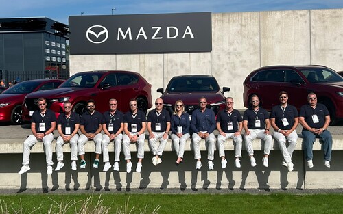 Mazda готує 740 співробітників до новинки