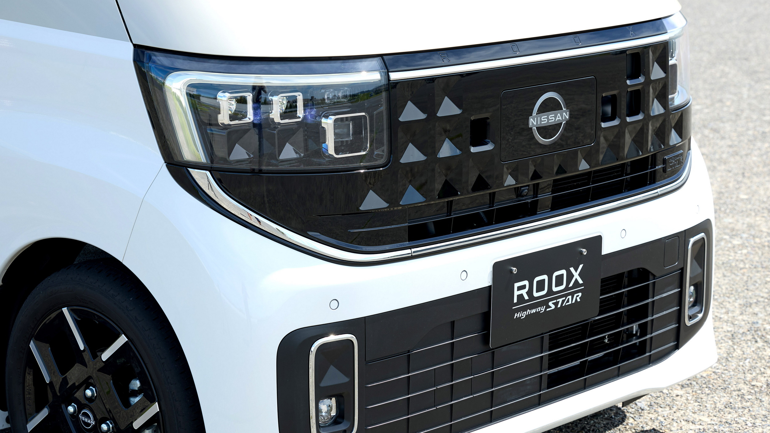 Nissan Kei Car with Unexpected Features Inside