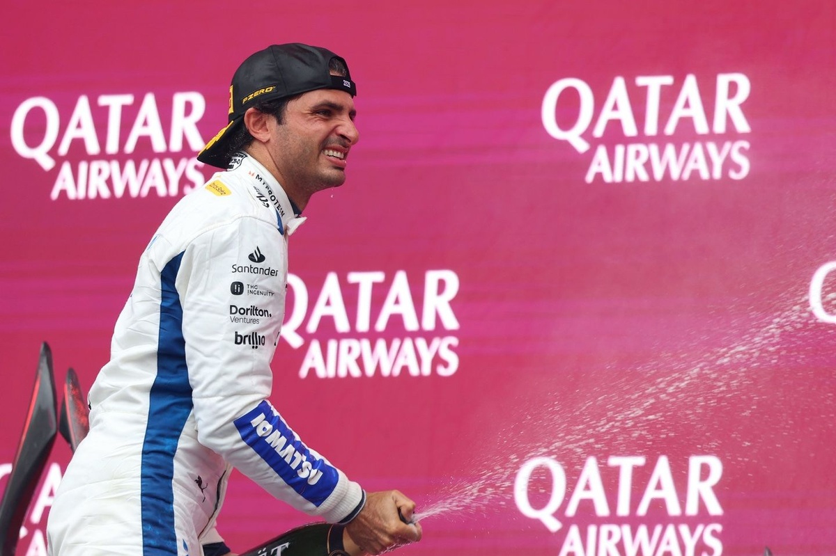 Тото Вольфф подарує жартівливий подарунок Джеймсу Воулзу після подіуму Карлоса Сайнса на Гран-прі Азербайджану