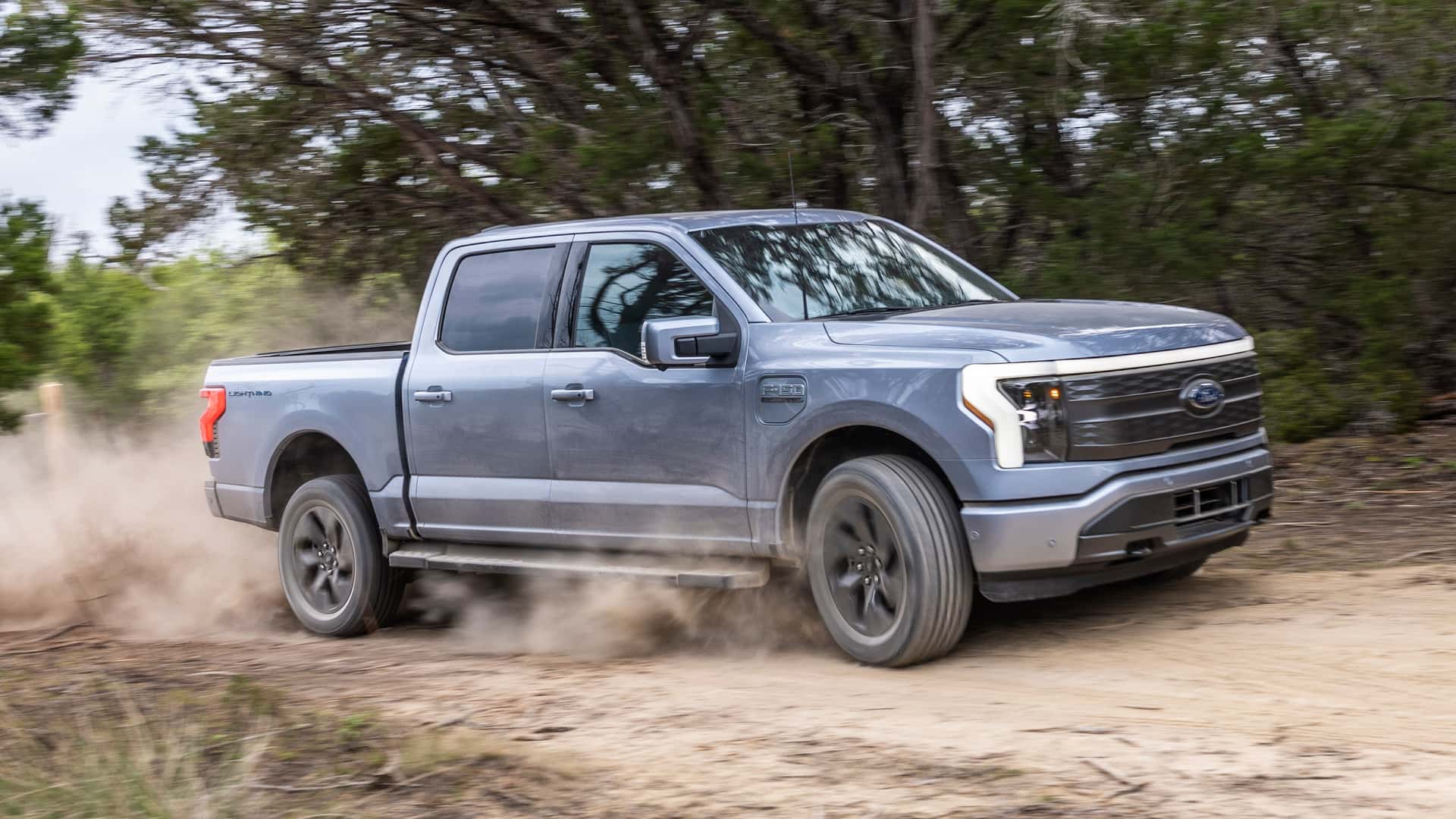 Ford F-150 Lightning випереджає Rivian R1T у сфері електричних пікапів