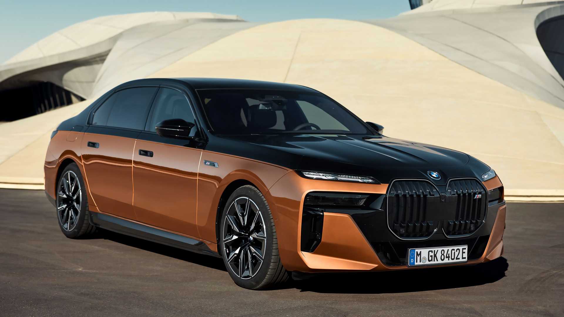 BMW розглядає можливість додавання бензинових двигунів до своїх флагманських електромобілів