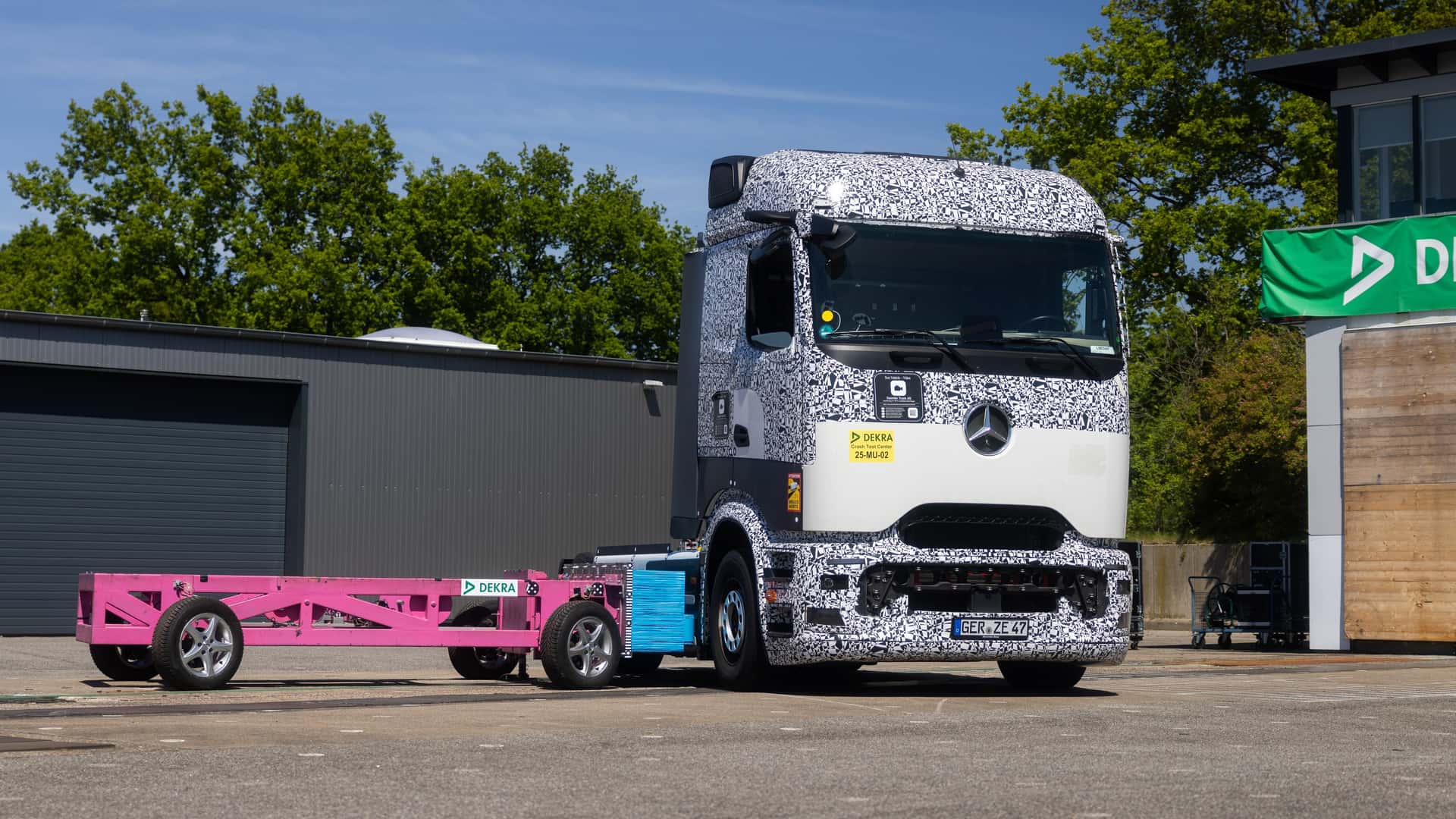 Аварійний тест з електричним вантажівкою Mercedes: що сталося з батареєю