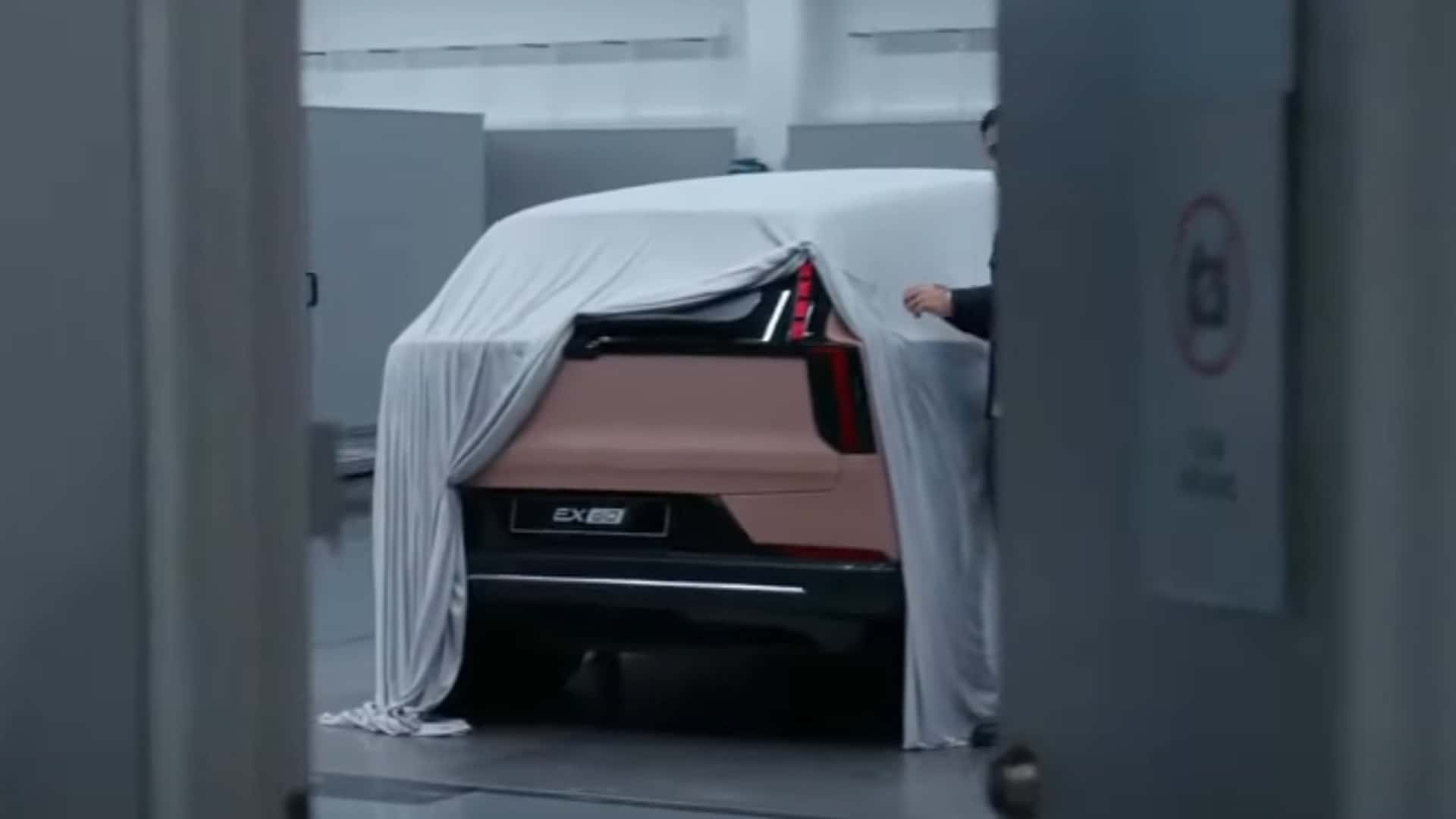 Volvo EX60 Пропонує Доступну 800-Вольтову Технологію