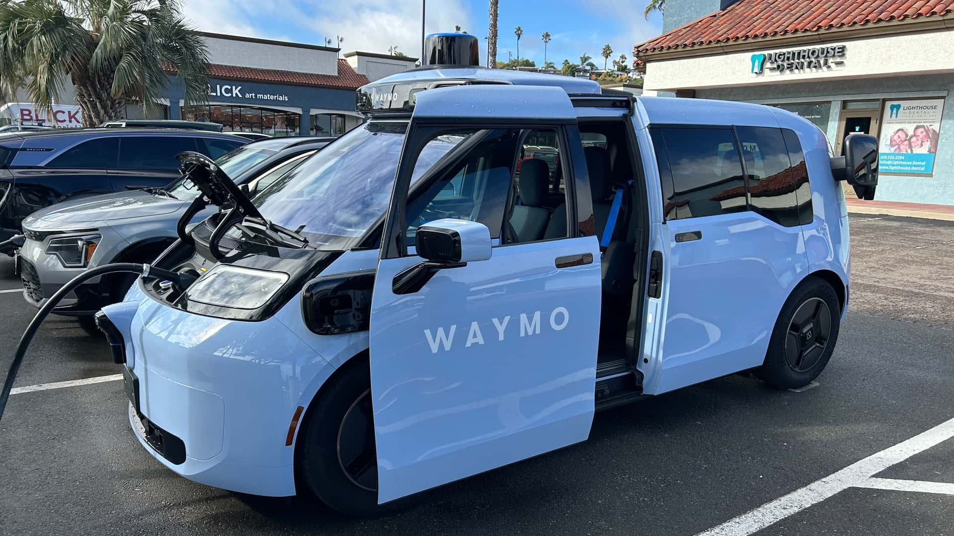 Waymo презентує нове автономне таксі від Zeekr