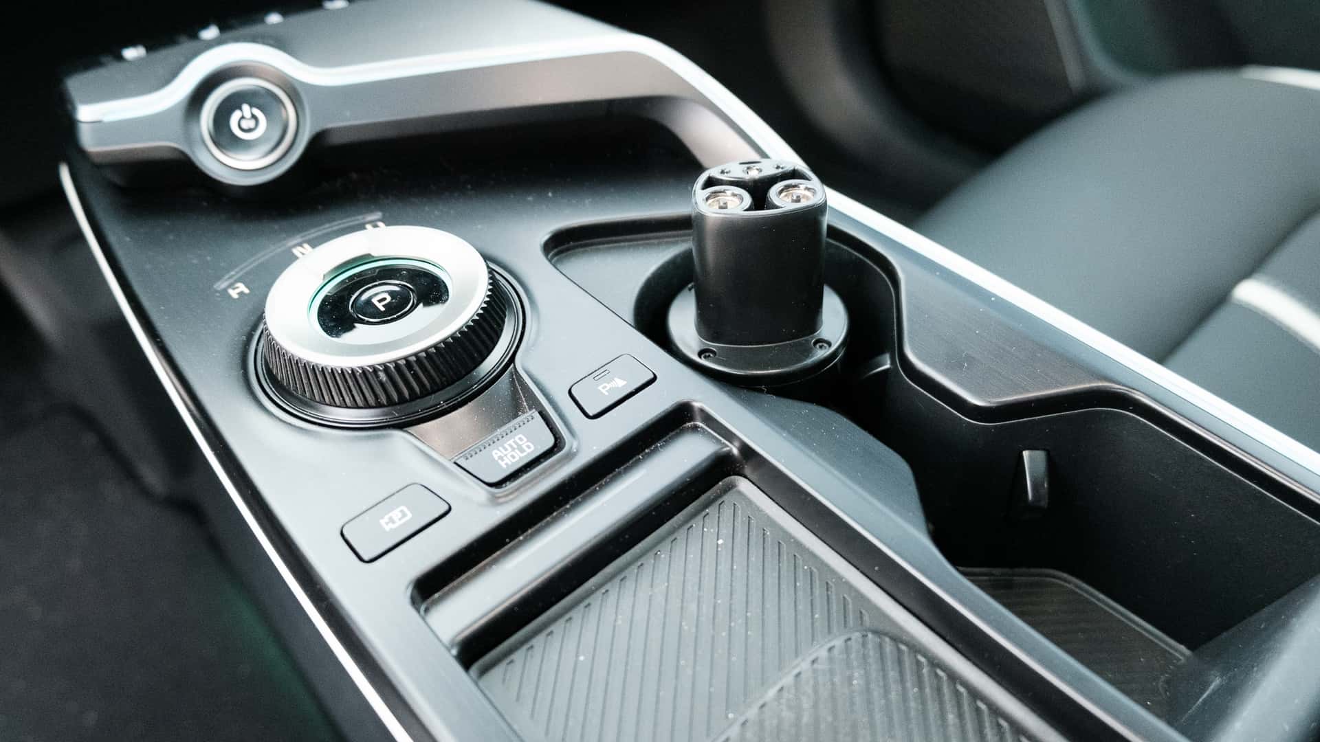 Автовиробники, мені потрібне місце для всіх цих зарядних адаптерів