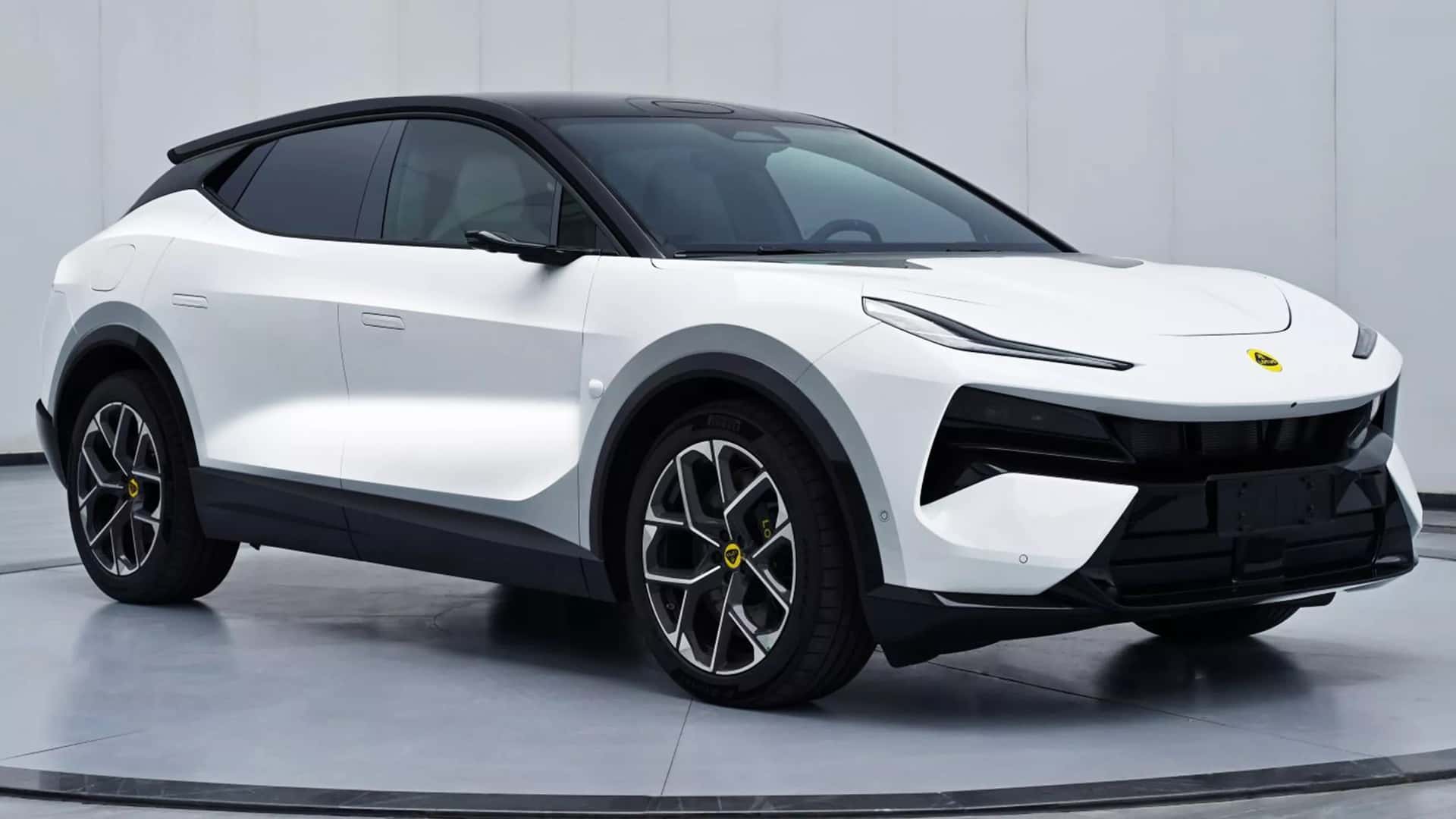 Lotus встановлює бензиновий двигун у Eletre SUV, попри заяву про виробництво лише електромобілів