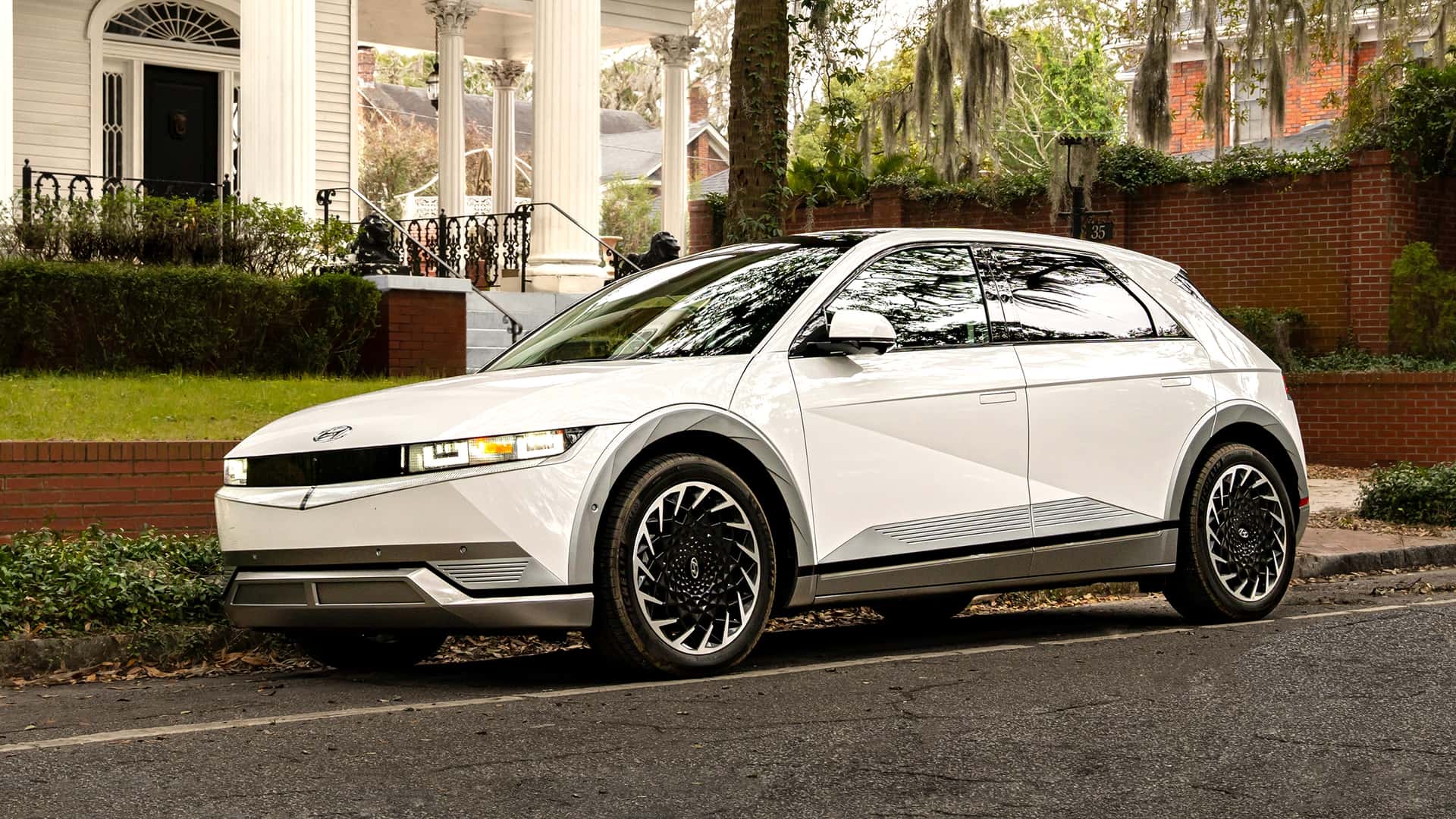 Вживані електромобілі можуть заощадити $13,000 у порівнянні з новими бензиновими позашляховиками