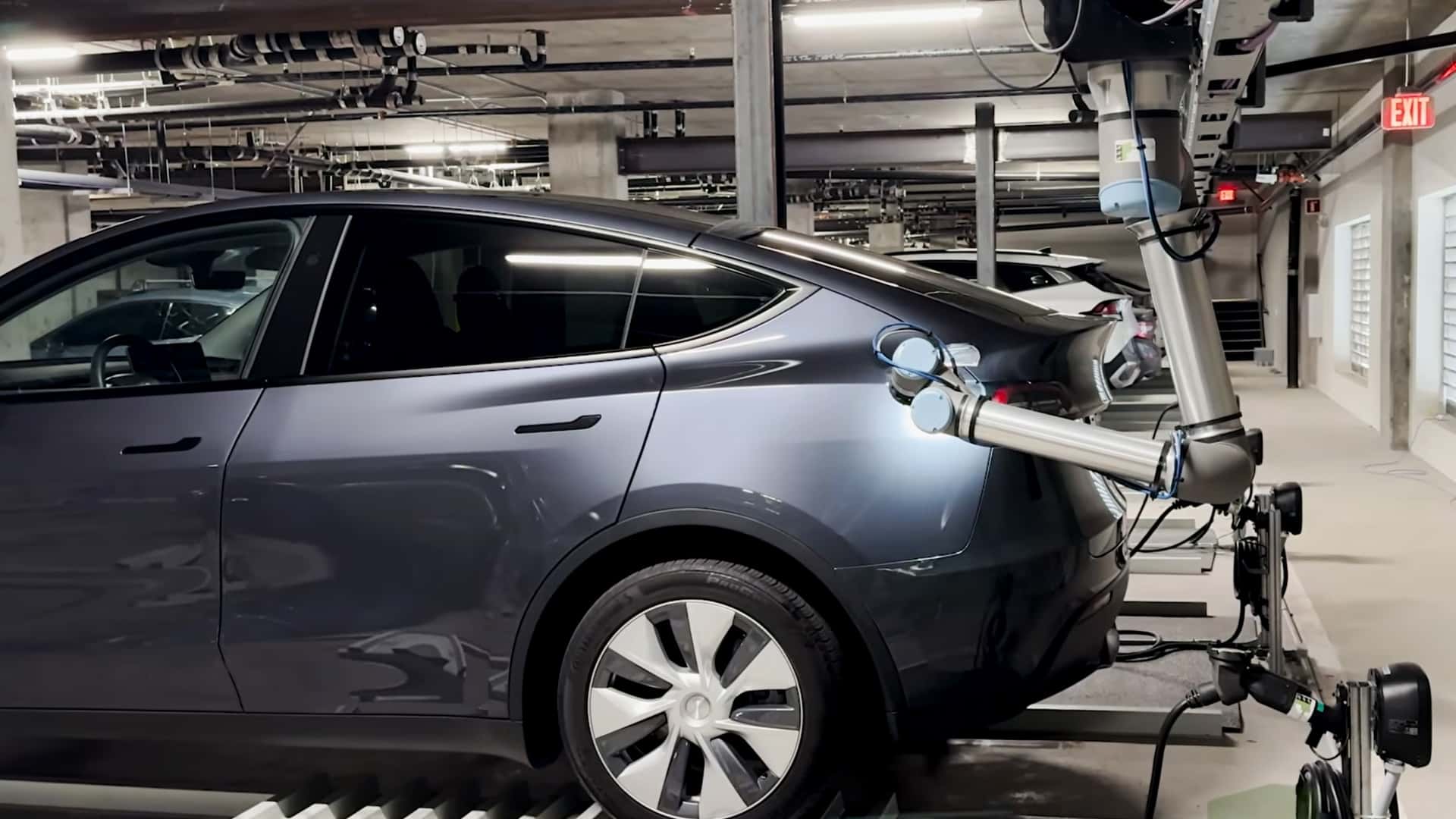 Каліфорнійський гараж автоматично паркує та заряджає ваш електромобіль