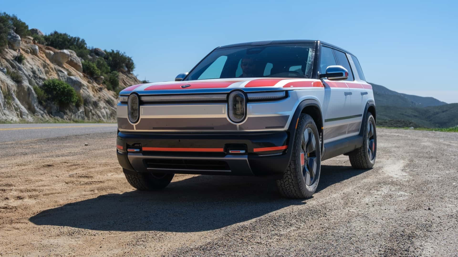 Rivian оновила ручний механізм дверей R2, викликавши обурення серед користувачів