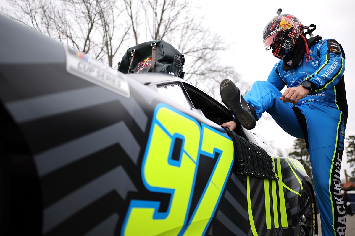 Шейн ван Гісберген під час дощу веде гонку NASCAR Clash, але потерпає від пізнього аварії