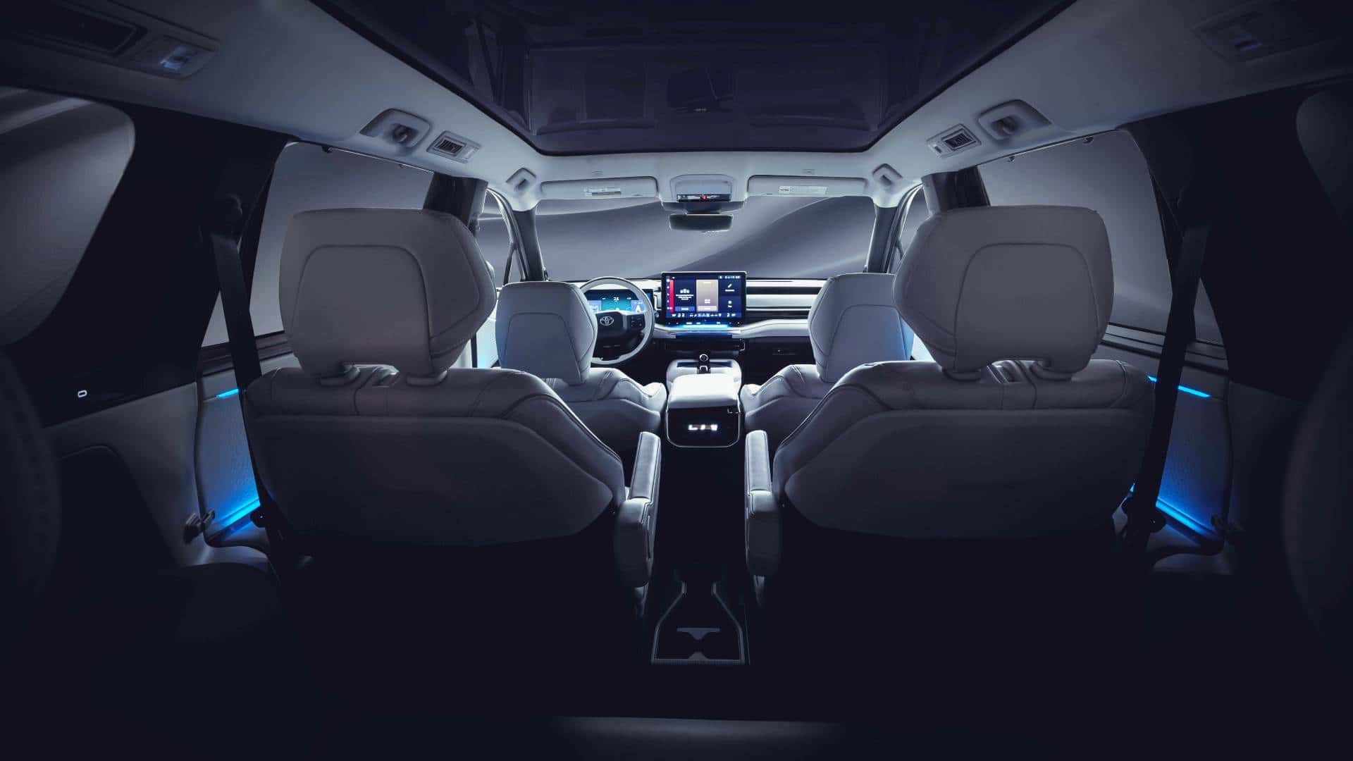 Електричний позашляховик Toyota з трьома рядами сидінь вражає інтер’єром в стилі Tesla