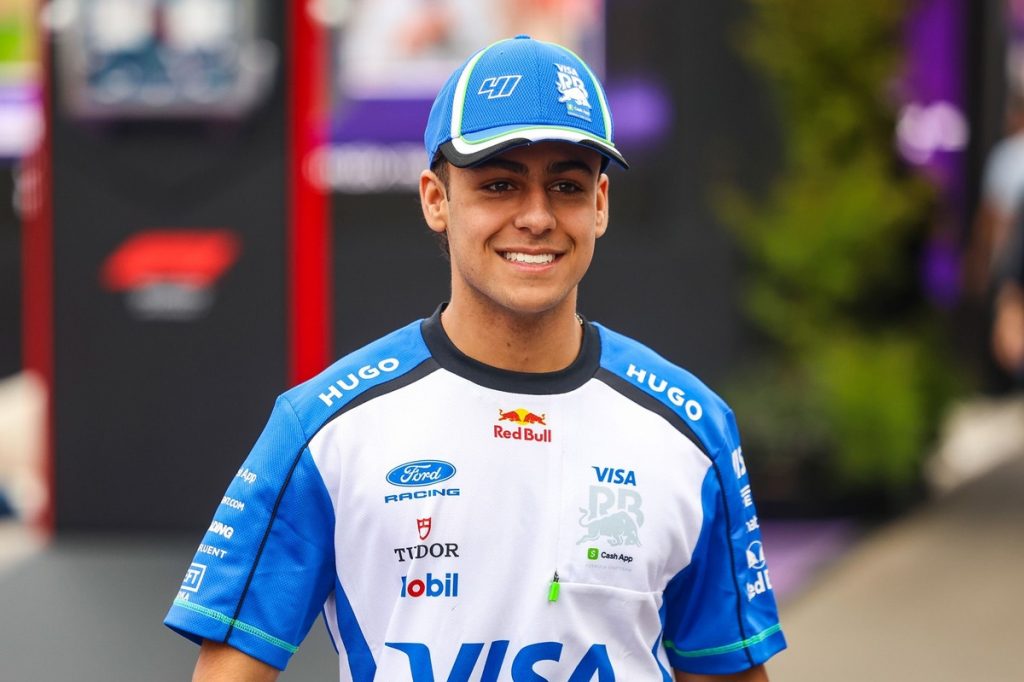 Arvid Lindblad здобуває відзнаку дебюту у F1 з унікальною карткою Topps