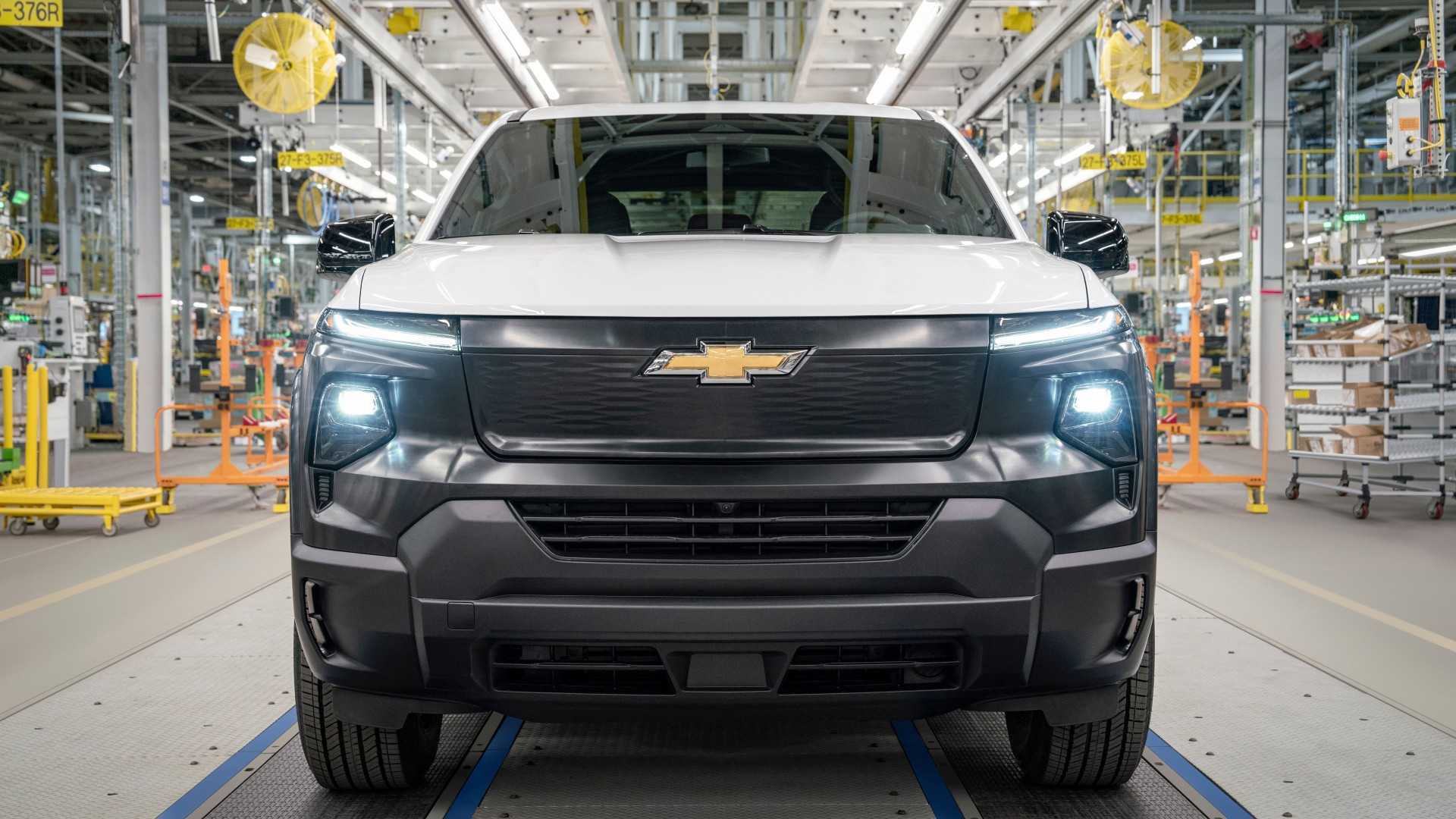 GM знову зупиняє виробництво в електричній вантажівці Hummer EV.