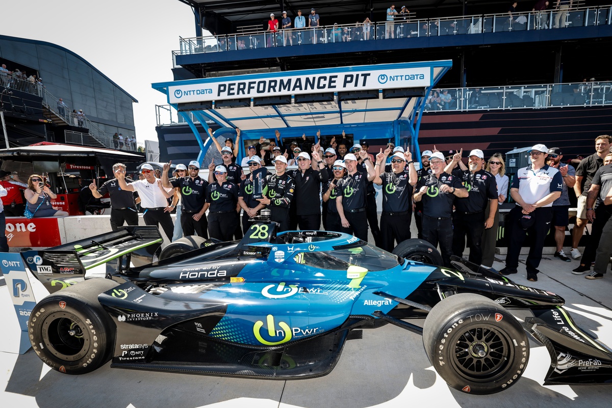 Маркус Ерікссон здобув свою першу поул-позицію в IndyCar на дебютному Гран-прі Арлінгтона